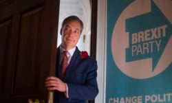 Ο ακροδεξιός Φάρατζ δεν θα είναι υποψήφιος στις βρετανικές εκλογές
