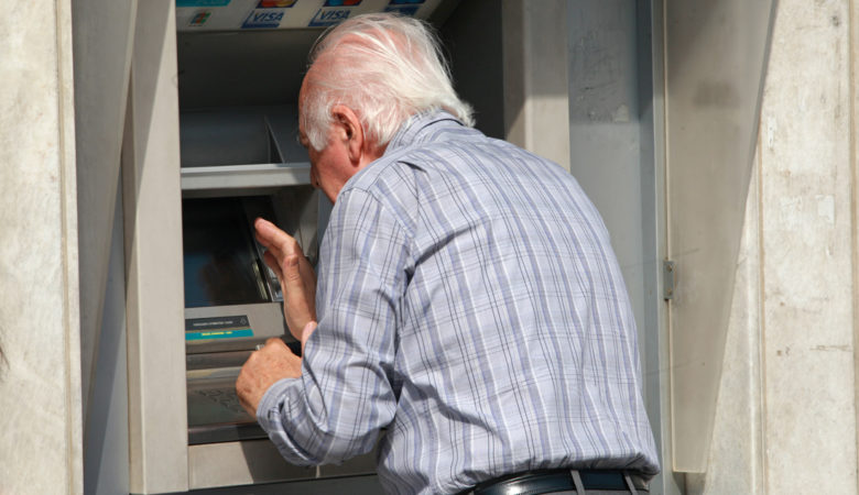 Έρχονται αυξήσεις στις χρεώσεις για αναλήψεις μετρητών σε ATM από άλλη τράπεζα