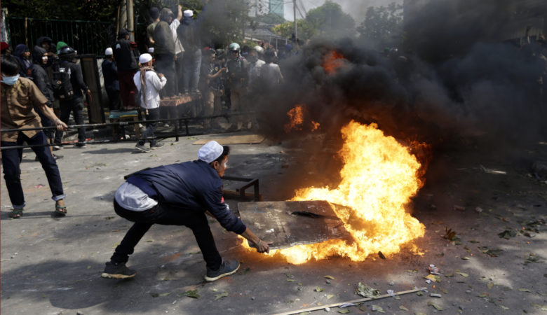 Ταραχές με νεκρούς στην Ινδονησία