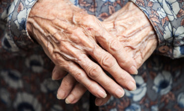 Σοκ σε γηροκομείο του Ηρακλείου: Συνελήφθη ο ιδιοκτήτης μετά τον θάνατο 92χρονης που ήπιε καθαριστικό αντί για νερό