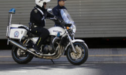 Αστυνομικός τραυματίστηκε σε τροχαίο στην Καλαμαριά – Αναζητείται ο οδηγός του ταξί που έπεσε πάνω στη μοτοσικλέτα του