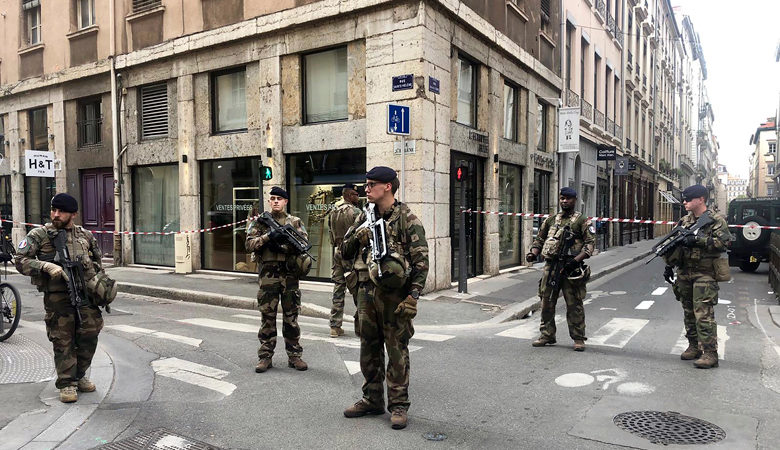 Τρεις αστυνομικοί νεκροί και ένας τραυματίας από πυροβολισμούς στη Γαλλία