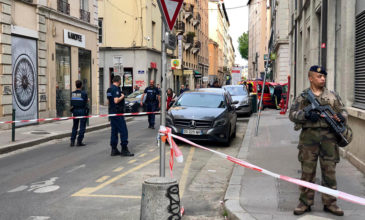 Γαλλία: Τρεις νεκροί από την επίθεση με μαχαίρι – Σοκ για τον αποκεφαλισμό γυναίκας