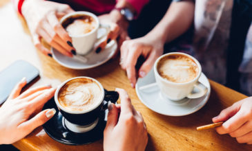 Η παράξενη διαφορά ανάμεσα στον κρύο και τον ζεστό καφέ που σίγουρα δεν ξέρεις