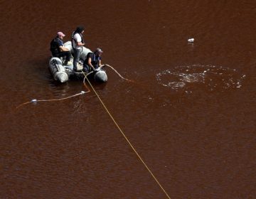 Συνεχίζονται οι έρευνες στην Κόκκινη Λίμνη για τον εντοπισμό της τρίτης βαλίτσας