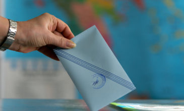 Σε εκλογική ετοιμότητα τα κόμματα: Τι θα κρίνει το πότε θα στηθούν οι κάλπες