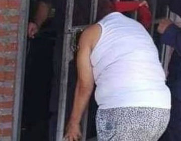 Σφήνωσε το κεφάλι της στην πόρτα για να «κατασκοπεύσει» τους γείτονες