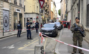 Παρίσι: Άνδρας απειλούσε με μαχαίρι αστυνομικούς