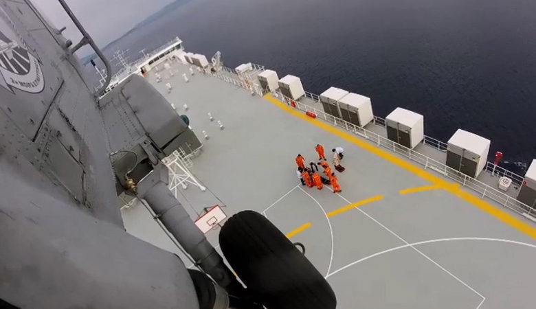 Αερομεταφορά ασθενούς από πλοίο με ελικόπτερο του Πολεμικού Ναυτικού