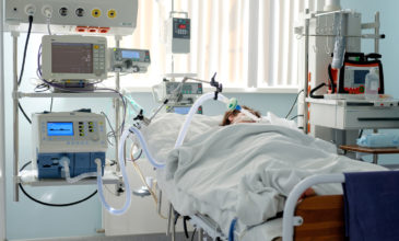 Κορονοϊός: Αύξηση εισαγωγών ασθενών στα νοσοκομεία και διασωληνώσεων – 93 νέοι θάνατοι