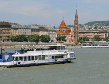 Ανετράπη ποταμόπλοιο στο Δούναβη με δεκάδες επιβαίνοντες