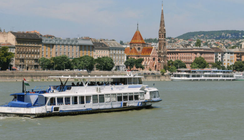 Ανετράπη ποταμόπλοιο στο Δούναβη με δεκάδες επιβαίνοντες