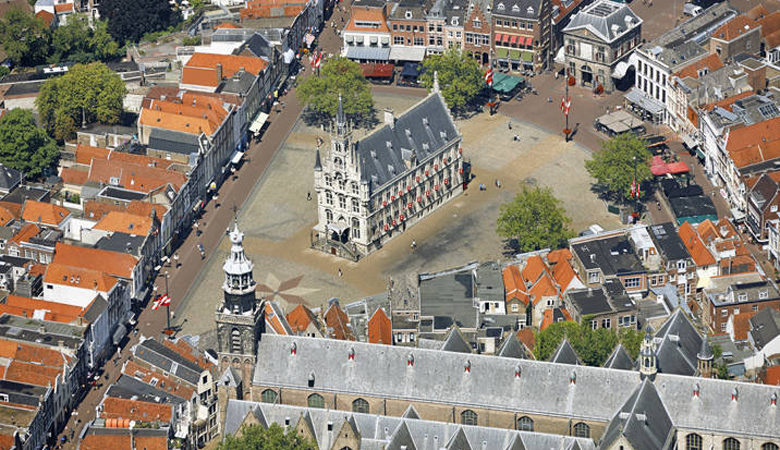 Ταξίδι στην πόλη Γκούντα, την πιο γνήσια τυροκομική κωμόπολη της Ολλανδίας