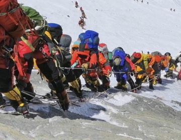 Η… κυκλοφοριακή συμφόρηση αυξάνει τον αριθμό των θυμάτων στο Έβερεστ