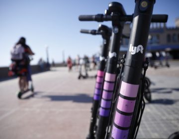 Άνδρας στη Σουηδία παρασύρθηκε από ΙΧ ενώ οδηγούσε ηλεκτρικό πατίνι