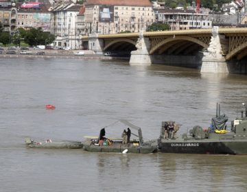 «Εξαιρετικά επικίνδυνες» οι έρευνες για επιζώντες του ναυαγίου στο Δούναβη