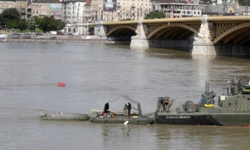 «Εξαιρετικά επικίνδυνες» οι έρευνες για επιζώντες του ναυαγίου στο Δούναβη