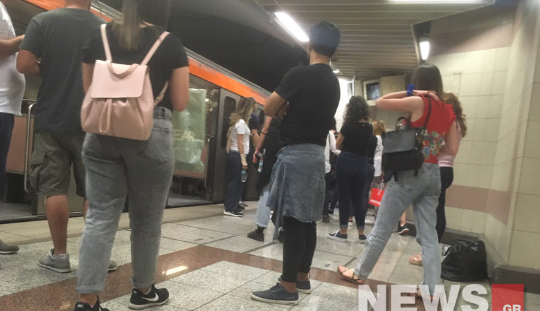 Άνδρας περπατά στις γραμμές του Μετρό- Δεν εκτελούνται δρομολόγια