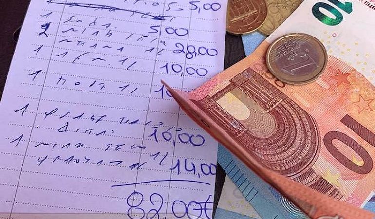 Τουρίστρια στη Ρόδο καταγγέλλει ότι πλήρωσε 82 ευρώ για 8 αναψυκτικά