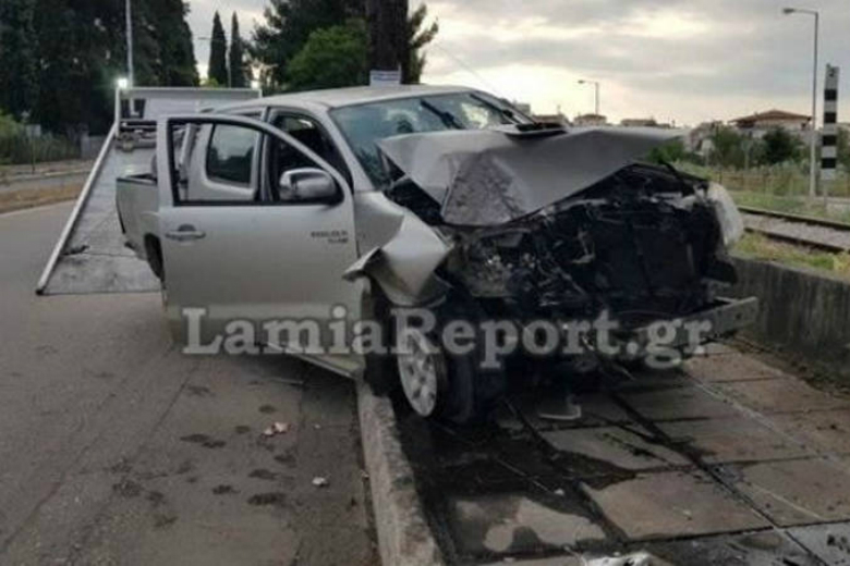 Αγροτικό πέρασε σε αντίθετο ρεύμα και έπεσε πάνω σε δέντρο