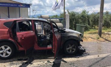 Τρόμος για οικογένεια: Τυλίχθηκε στις φλόγες το αυτοκίνητο τους εν κινήσει