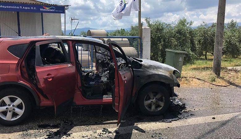 Τρόμος για οικογένεια: Τυλίχθηκε στις φλόγες το αυτοκίνητο τους εν κινήσει