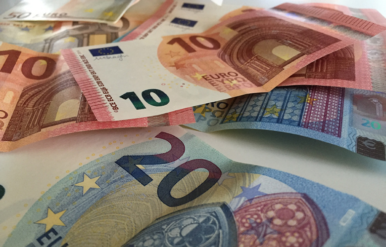 Από σήμερα στους λογαριασμούς των διακαιούχων τα επιδόματα ΟΠΕΚΑ