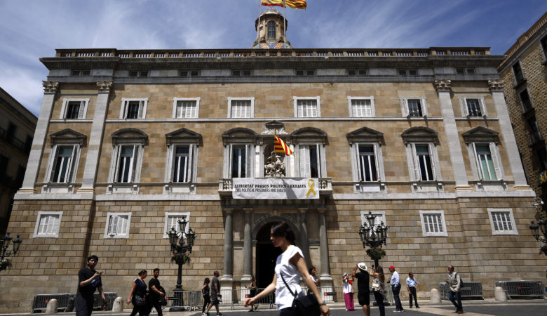 Η απερχόμενη δήμαρχος της Βαρκελώνης καλείται να πάρει την πιο κρίσιμη απόφαση