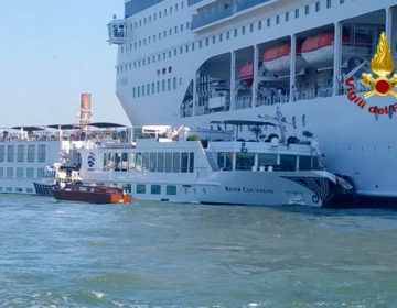 Πολιτικές φωτιές άναψε στην Ιταλία η σύγκρουση κρουαζιερόπλοιου με μικρό σκάφος