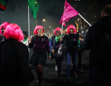 Δεκάδες χιλιάδες γυναίκες διαδήλωσαν εναντίον της έμφυλης βίας