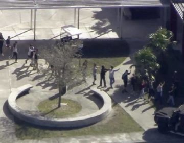 Κατηγορίες στον αστυνομικό που έμεινε αδρανής στη διάρκεια του μακελειού στο Πάρκλαντ πέρυσι