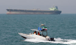 Ιράν: Δεξαμενόπλοιο τυλίχθηκε στις φλόγες, αλλά διασώθηκαν όλα τα μέλη του πληρώματος