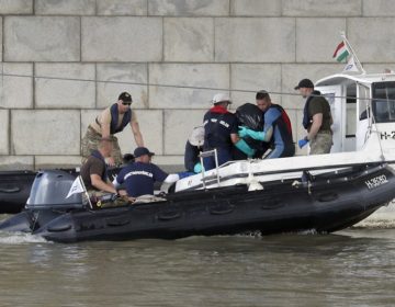 Στις 15 οι σοροί που έχουν ανασυρθεί από το ναυάγιο του Δούναβη