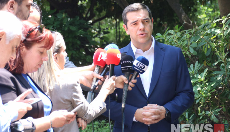 Ο Αλέξης Τσίπρας και το αστείο του για τα μικρόφωνα