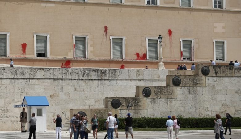 Ελεύθερος με εγγύηση 30.000 ευρώ ο δεύτερος κατηγορούμενος για την επίθεση με μπογιές στη Βουλή