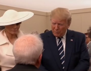 Bετεράνος ετών 93 φλερτάρει την Μελάνια μπροστά στον Τραμπ