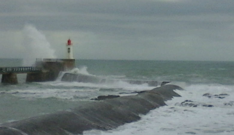 Τρεις διασώστες χάθηκαν στη θάλασσα στα ανοικτά των γαλλικών ακτών εν μέσω της καταιγίδας Μιγκέλ
