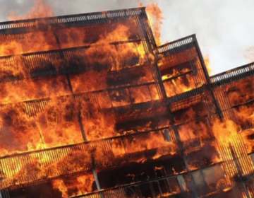 Βρετανία: Ανεξέλεγκτη φωτιά σε πολυκατοικία στο Λονδίνο