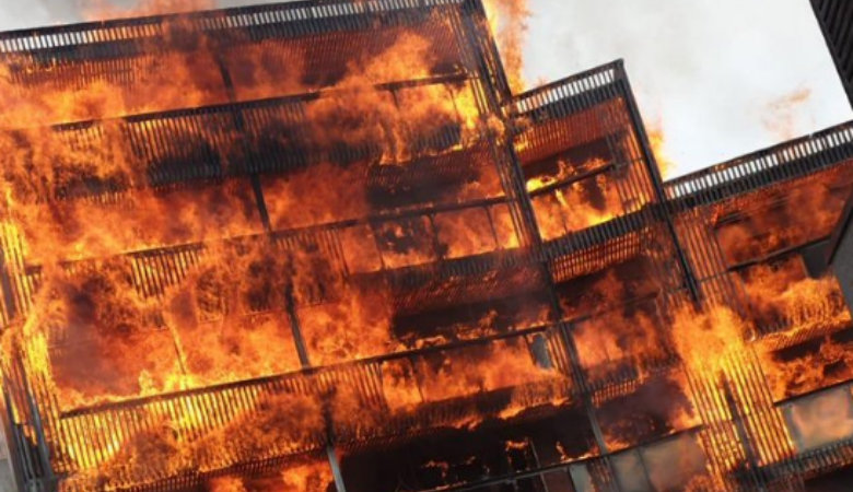 Βρετανία: Ανεξέλεγκτη φωτιά σε πολυκατοικία στο Λονδίνο