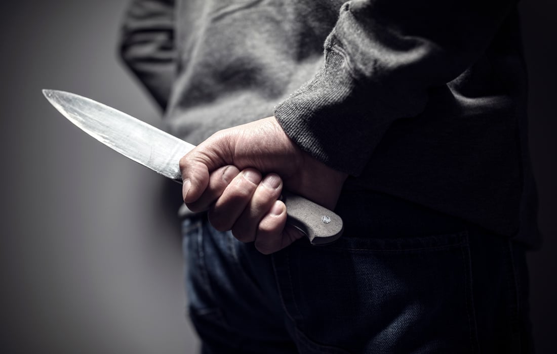 Μπήκε μπροστά να υπερασπιστεί τον φίλο του και τον μαχαίρωσαν 9 φορές