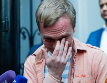 Με δάκρυα στα μάτια ο Γκολουνόφ δεσμεύτηκε να συνεχίσει τη δημοσιογραφική ερευνητική δουλειά