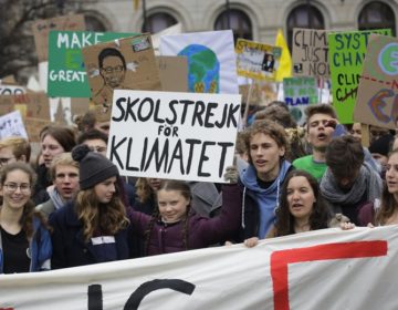 Γερμανοί ακτιβιστές αλυσοδέθηκαν διαμαρτυρόμενοι για την κλιματική αλλαγή