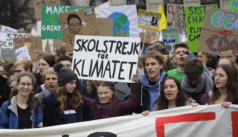 Γερμανοί ακτιβιστές αλυσοδέθηκαν διαμαρτυρόμενοι για την κλιματική αλλαγή