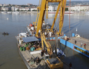 Άρχισε η διαδικασία ανέλκυσης του πλοίου που βυθίστηκε στον Δούναβη