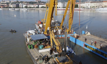 Άρχισε η διαδικασία ανέλκυσης του πλοίου που βυθίστηκε στον Δούναβη