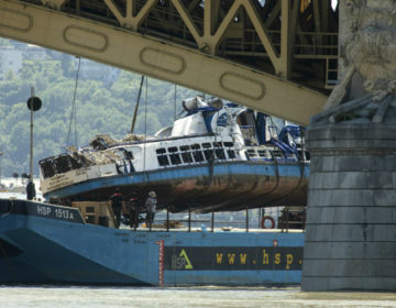 Ανασύρθηκαν τέσσερα ακόμα πτώματα – Ανελκύστηκε το πλοίο που βυθίστηκε στον Δούναβη