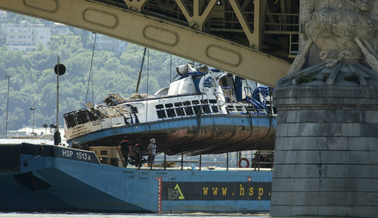 Ανασύρθηκαν τέσσερα ακόμα πτώματα – Ανελκύστηκε το πλοίο που βυθίστηκε στον Δούναβη