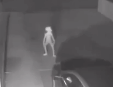 Κάμερα ασφαλείας καταγράφει… εξωγήινο και το βίντεο γίνεται viral