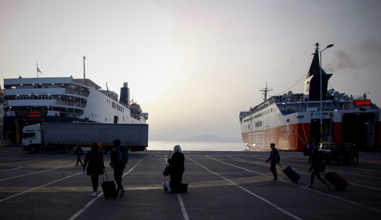 Ολοκληρώθηκε η επιχείρηση ανέλκυσης τριών αγκυρών πλοίων από το θαλάσσιο χώρο του λιμανιού της Ραφήνας