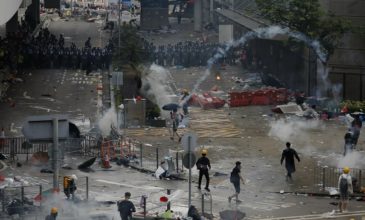 Βίαιη καταστολή με πλαστικές σφαίρες σε διαδηλώσεις στο Χονγκ Κονγκ